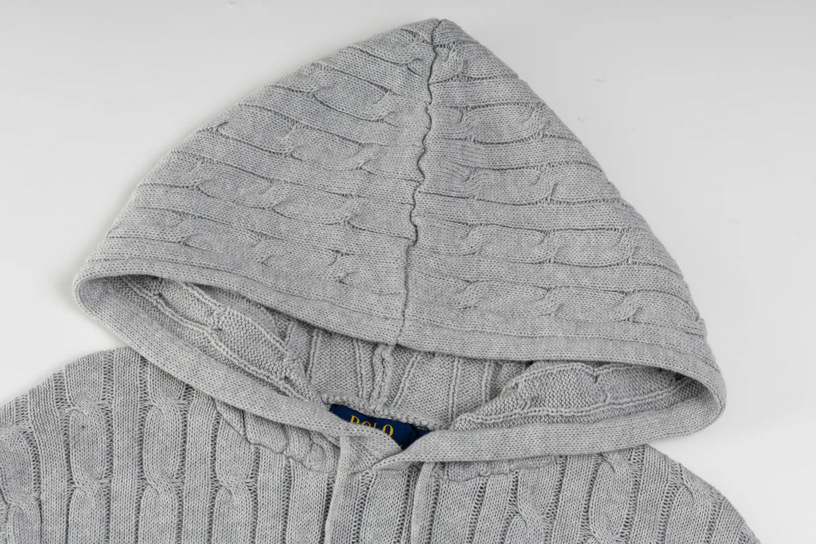 P236 #R84 RALPH LAUREN Six-color classic hooded twist pullover sweater with high-density LOGO embroidery on the chest and original custom-made tag accessories. Made of pure cotton yarn, pure cotton is skin-friendly and comfortable, small label war horse embroidered twist hooded sweater 🐎 high quality, follow the blogger to learn how to wear it! Let’s buy a Ralph Lauren cable sweater. It’s a super hard-to-find series after it became popular. It’s hard to find one on the official website. It’s simple and practical to wear, with a lazy and loose feel. The thickened fabric has more texture, feels soft and delicate, and has a loose fit. Whether worn alone or layered, you can wear different styles of fashion with just one piece!   Size: S M L